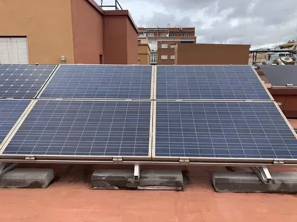 ¿Cuáles son las características de una célula solar de silicio policristalino?