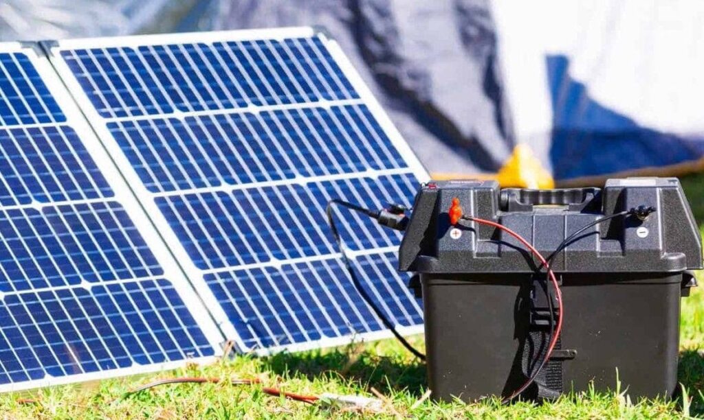 ¿Cuántos paneles solares necesito para una batería?