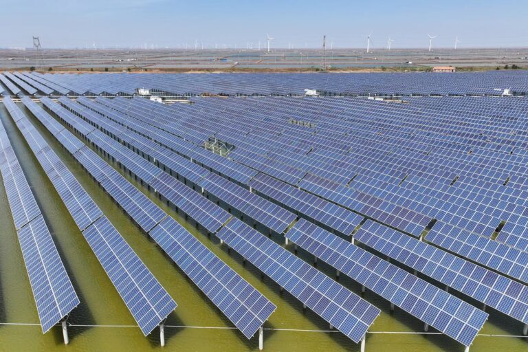 China: El Gigante de la Energía Solar y Renovable