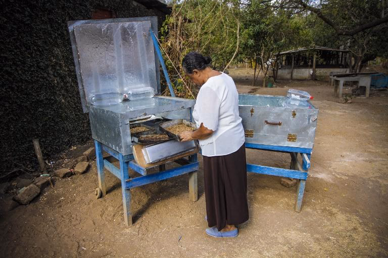 ¿Cómo funciona una cocina solar?