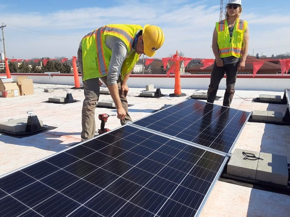¿Qué curso se necesita para trabajar en las placas solares?