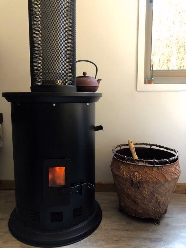 ¿Cómo puedo alimentar mi estufa de pellets sin electricidad?