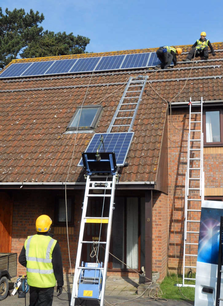¿Cómo se montan los paneles solares en el techo?