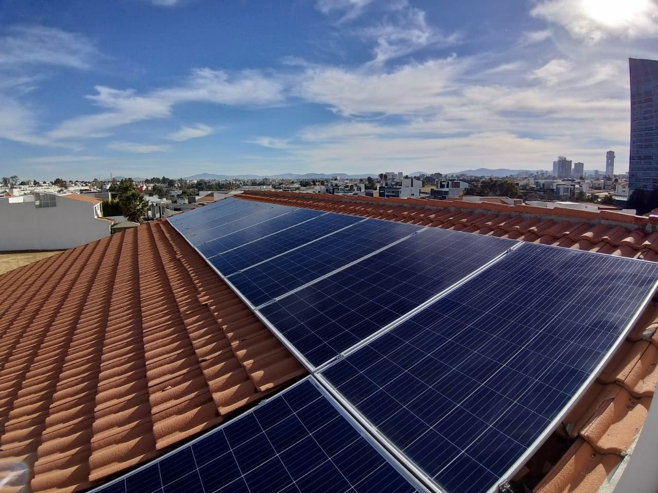 ¿Cuántos paneles solares se necesitan para una ciudad?