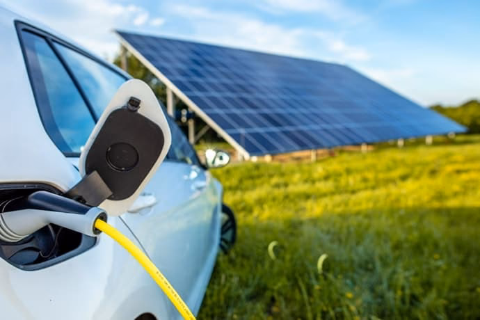 ¿Cuántas placas solares necesito para cargar un coche eléctrico?