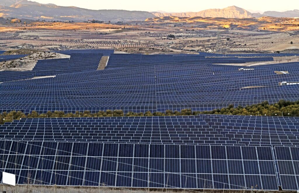 Los Parques Solares Más Grandes del Mundo y su Futuro