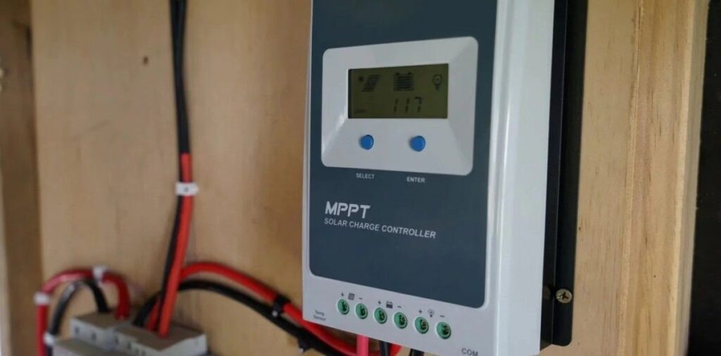 Reguladores Solares: Guía Completa PWM vs. MPPT