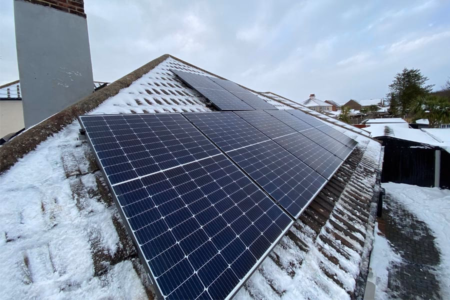 Can solar panels power a house in winter?