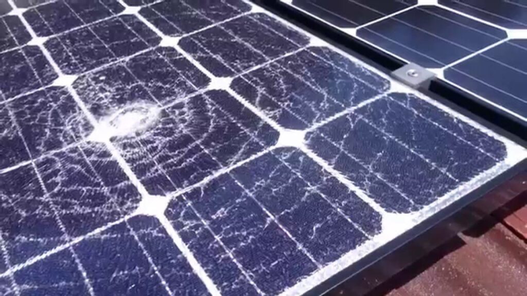 Paneles Solares y Granizo: Guía de Resistencia