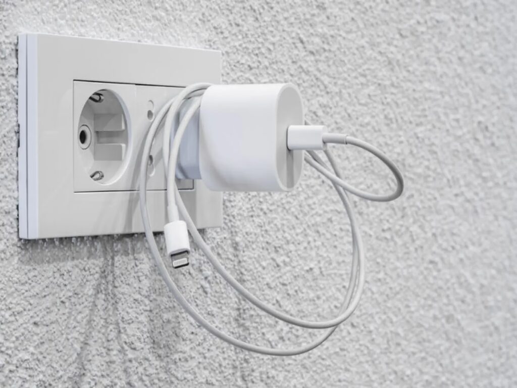 Cargadores Enchufados: ¿Gasto Oculto y Peligro?