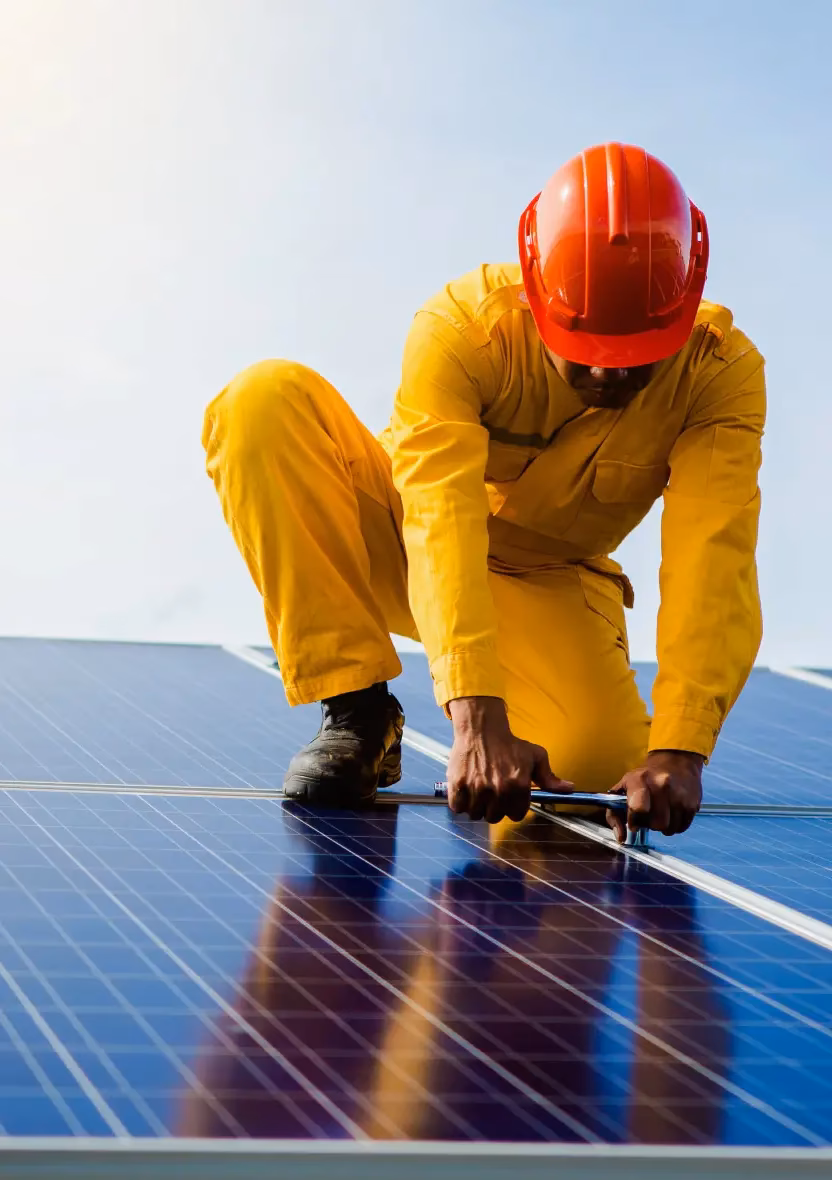 ¿Cuánto gana un electricista en paneles solares?