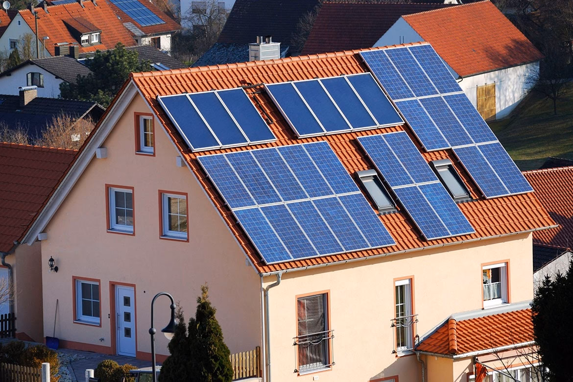 ¿Cuánto se paga de luz si tengo paneles solares?