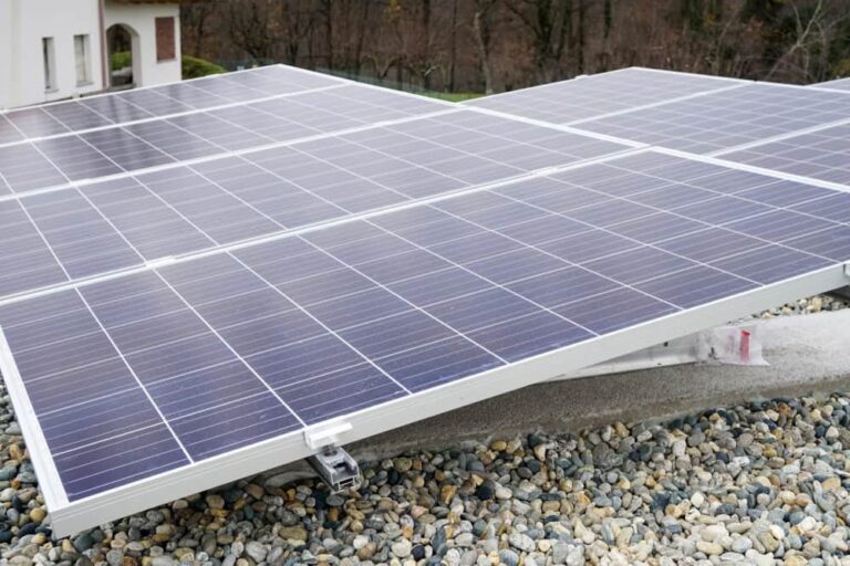 Paneles Solares en Techos Planos: Guía Completa