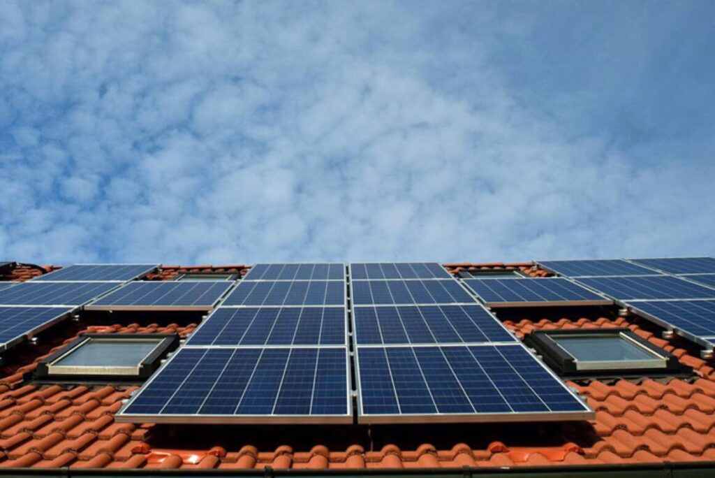 Paneles Solares Gratis en Gales: Guía ECO4 2025