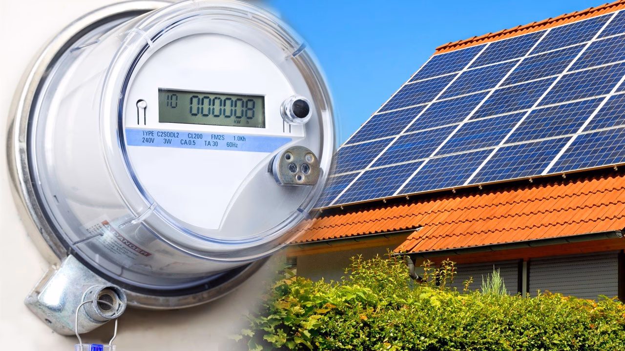 How do solar panels work with a smart meter?
