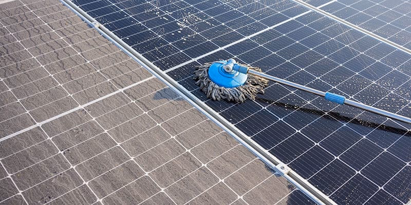 Does vinegar clean solar lights?