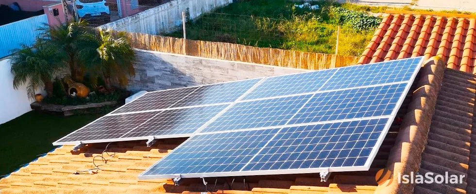 ¿Cómo se conectan los paneles solares a la red?