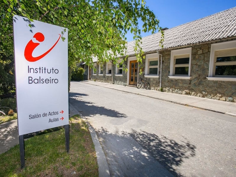 ¿Dónde queda el Instituto Balseiro y a qué se dedica?