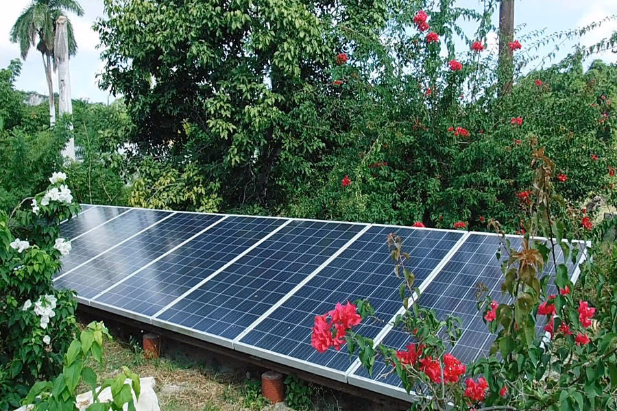 ¿Qué empresa ha invertido más de 2.500 millones de dólares en proyectos de energía renovable?