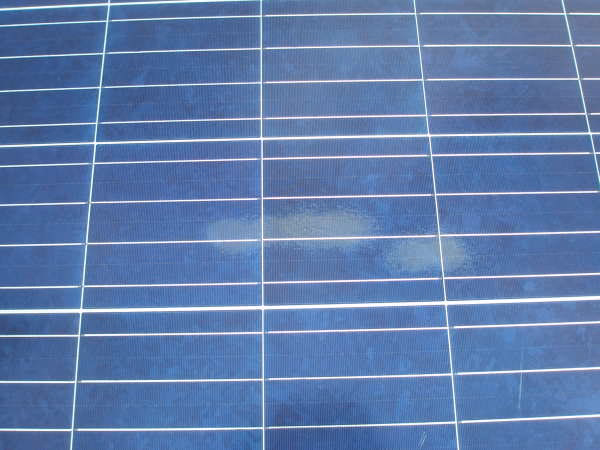 ¿Qué son las manchas oscuras en los paneles solares?