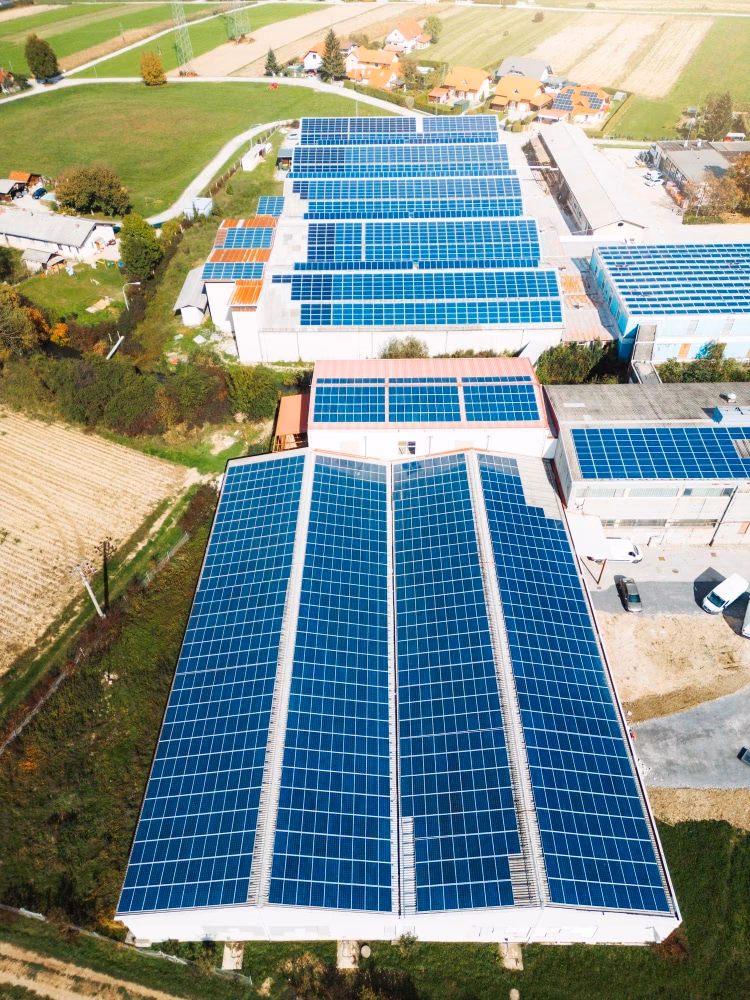 ¿Qué materiales tienen alta inercia térmica?