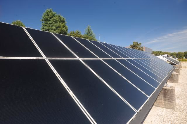 Does Greece have solar power?