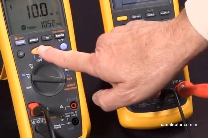 ¿Cómo se prueba la resistencia de aislamiento en los paneles solares?