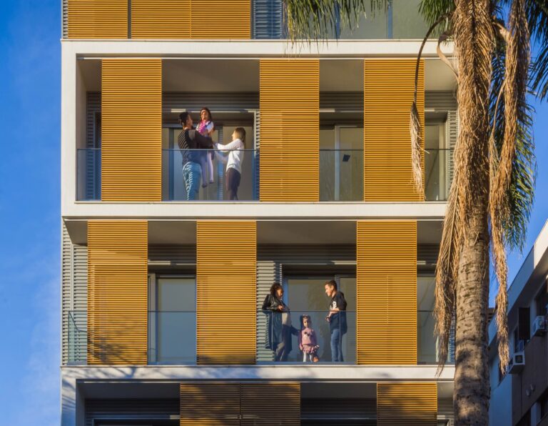 Protege tu Fachada del Sol: Guía Arquitectónica