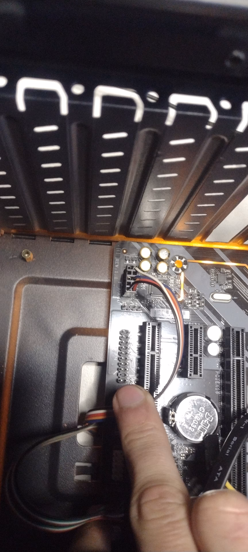 ¿Qué hacer si solo se escucha un audífono PC?