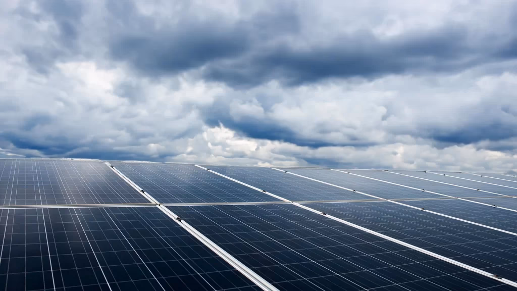 ¿Cuánto carga un panel solar nublado?