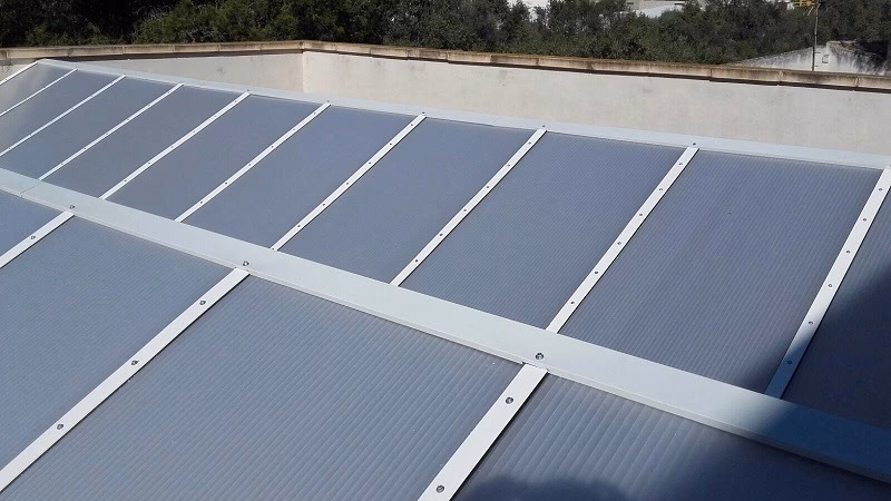 ¿Qué le pasa al policarbonato con el sol?