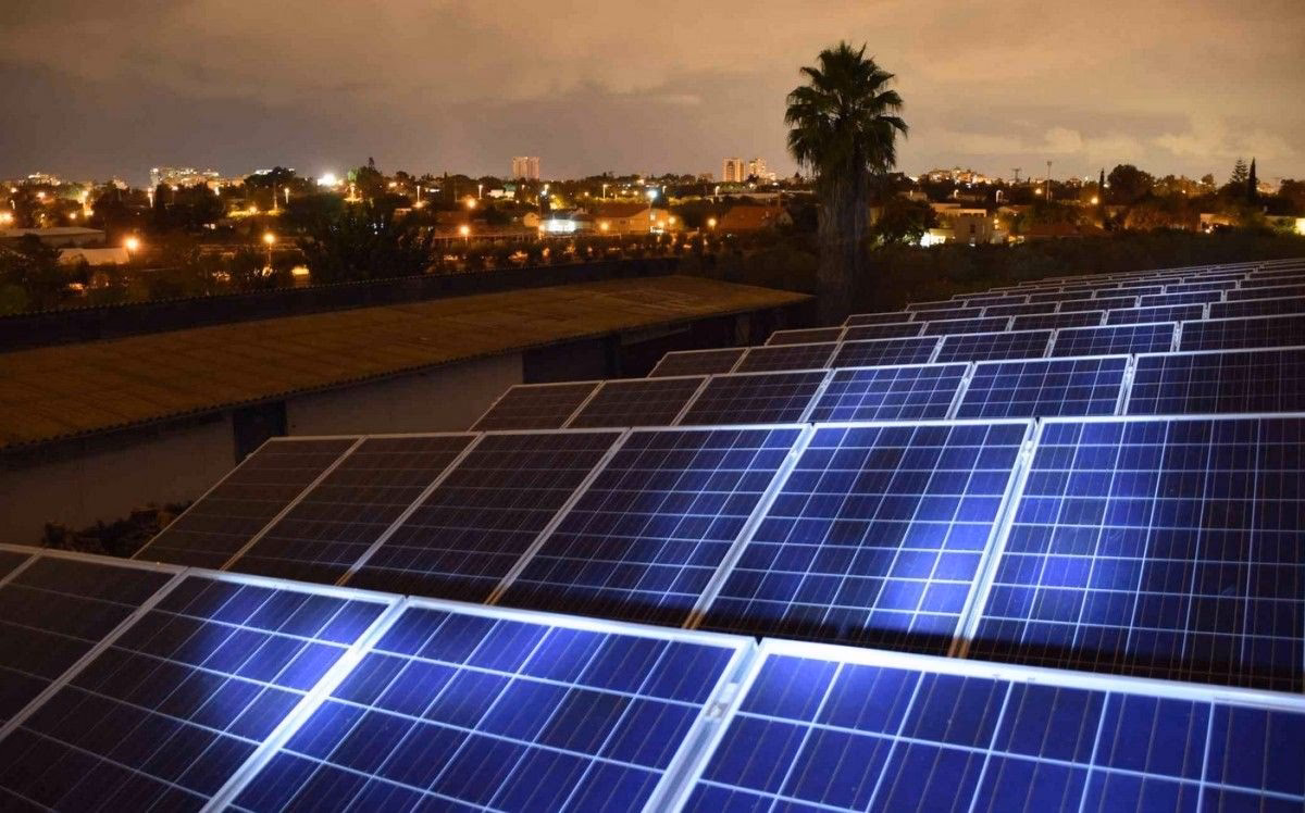¿Cuánto genera un panel solar de noche?