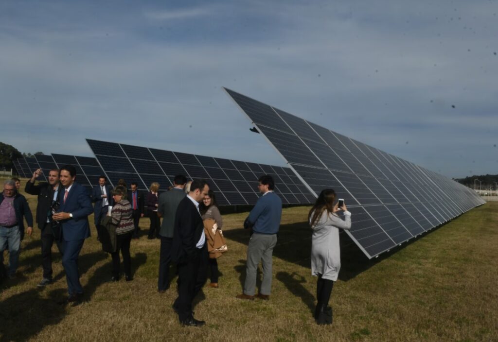 Aeropuertos Solares: Energía Limpia en la Pista