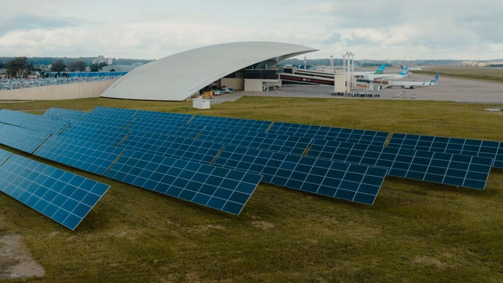 ¿Qué aeropuerto tiene más paneles solares?