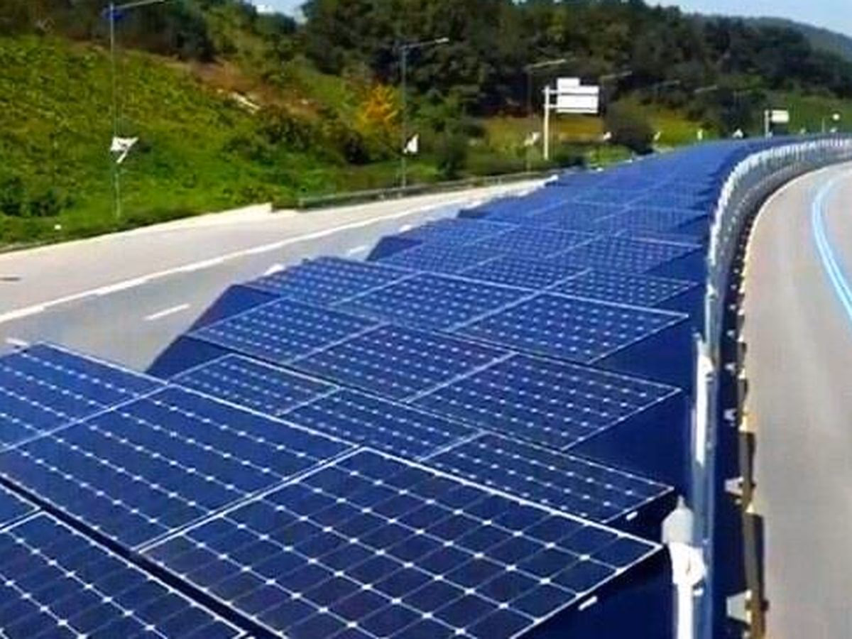 ¿Qué son las cámaras solares negras que hay al costado de la carretera?