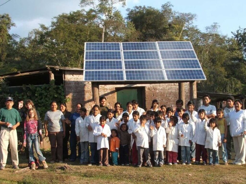Paneles Solares en Escuelas: Ahorro y Educación