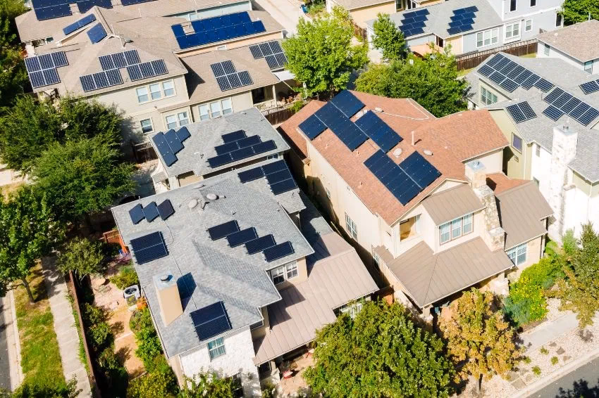 ¿Son obligatorios los paneles solares en las nuevas construcciones en el Reino Unido?