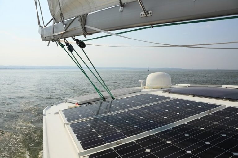 Energía Solar en Barcos: Guía de Navegación Libre