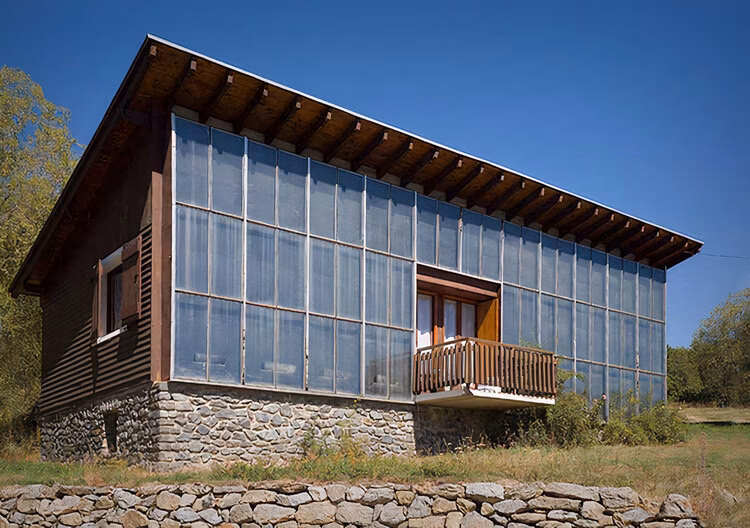 Muro Trombe vs. Paneles Solares: El Duelo Solar