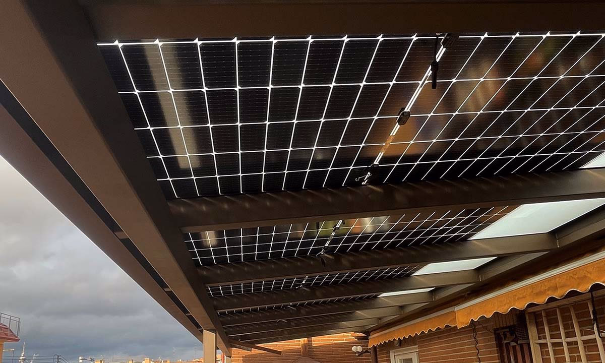 ¿Se pueden colocar paneles solares en una pérgola?