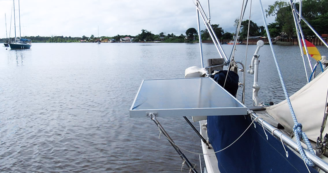 ¿Cuánto carga un panel solar de 100 watts?