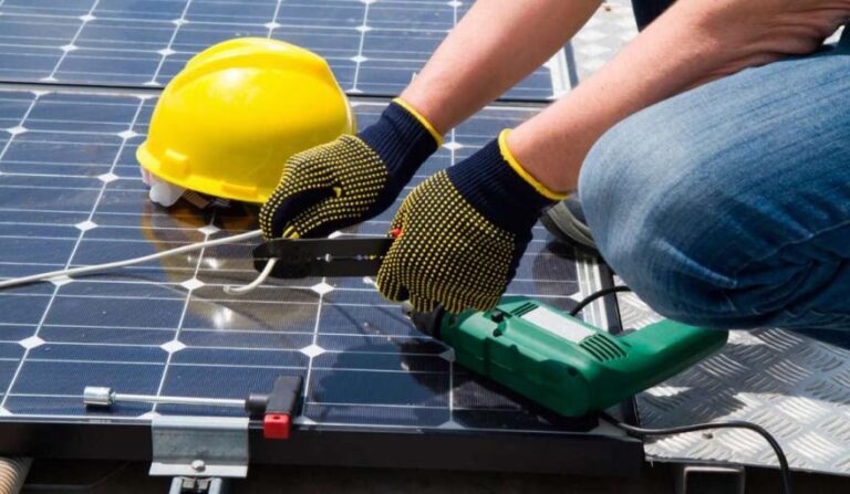 Carreras Técnicas: El Motor de la Energía Solar