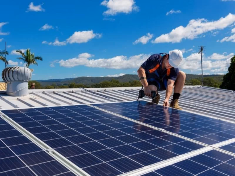 ¿Merece la pena instalar paneles solares renovados?