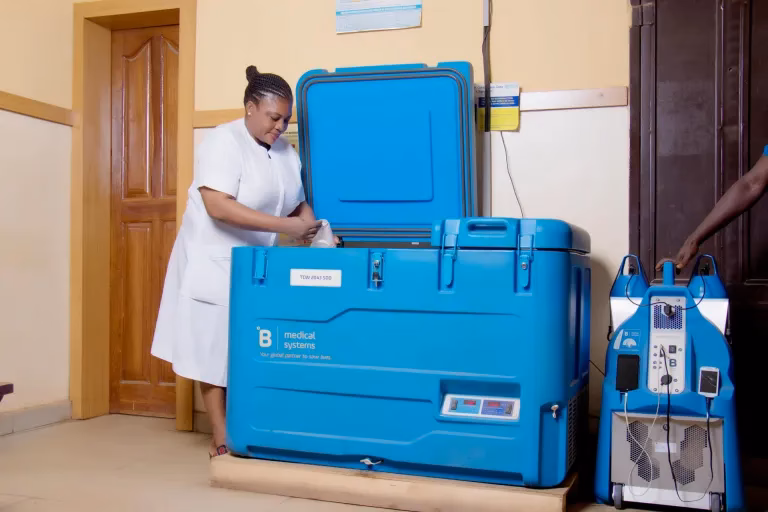 ¿Cómo se le llama al refrigerador de vacunas?