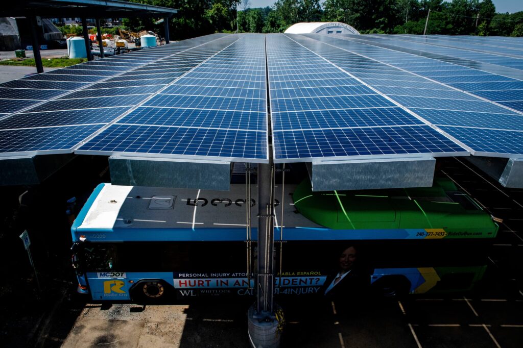 Autobuses Solares: El Futuro del Transporte Público