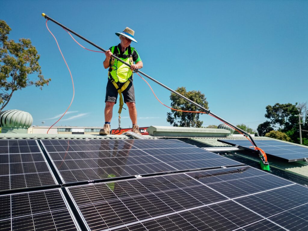 Limpieza de Paneles Solares: Costo y Beneficios