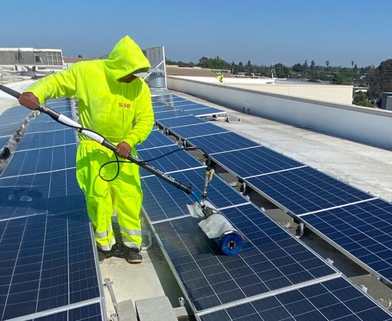 Limpieza de Paneles Solares: Guía y Precios 2024