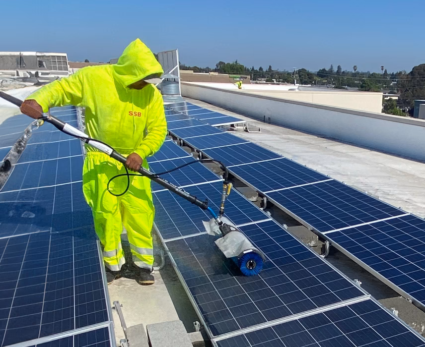 Limpieza de Paneles Solares: Guía y Precios 2024