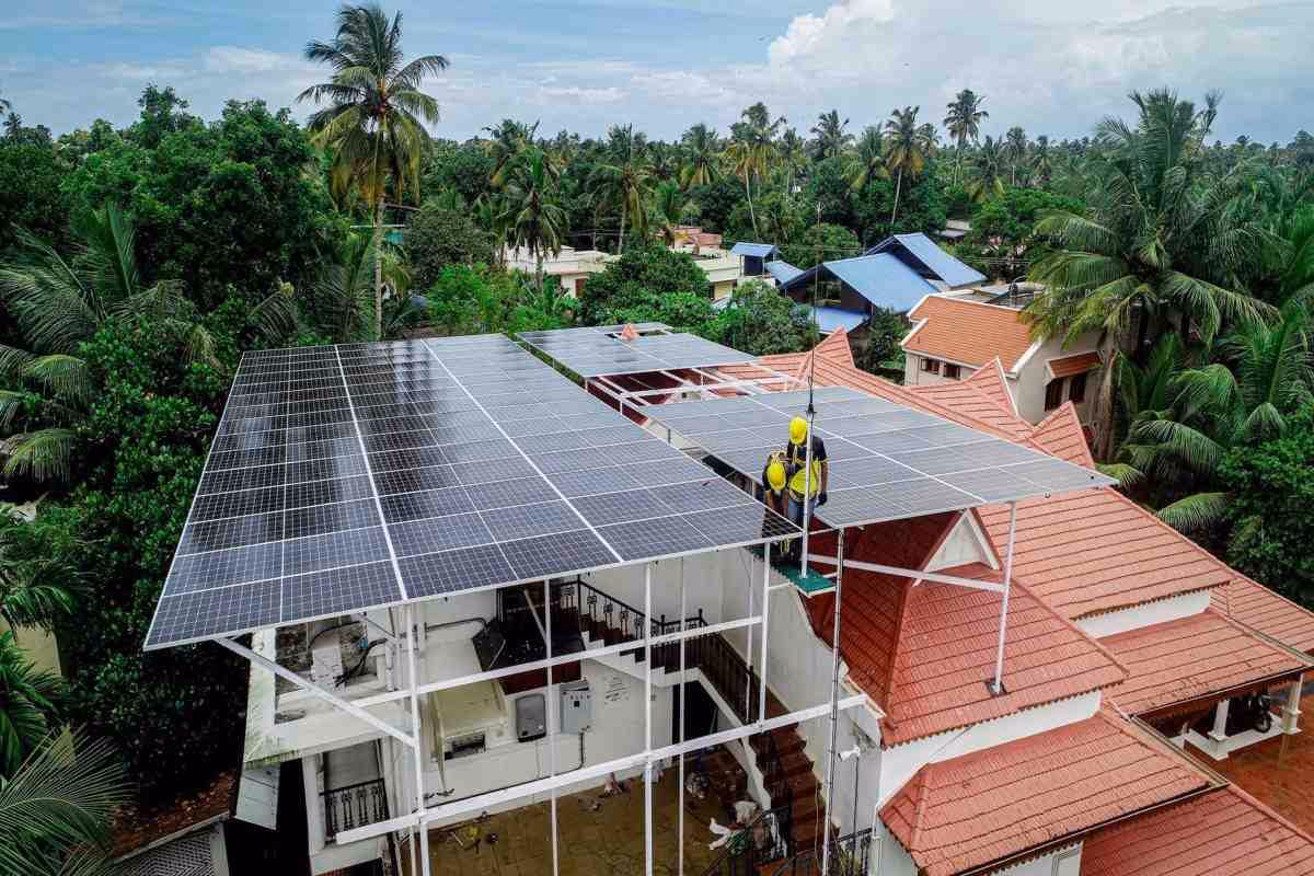 What is the cost of solar panels in Delhi?