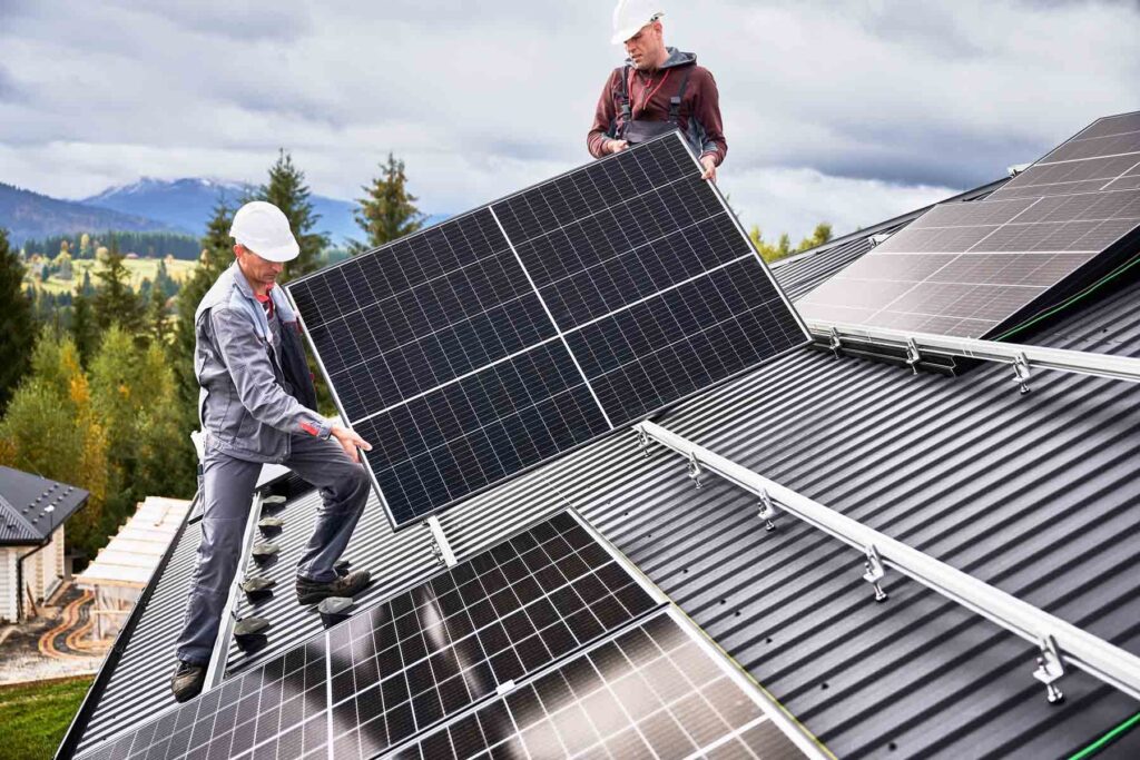 Quitar Paneles Solares para Reparar el Techo: Costos